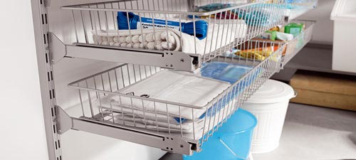 2-reihige Wandleiste mit Drahtkörben.