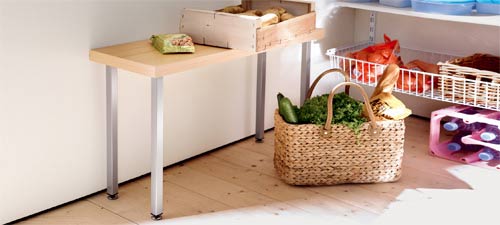 Möbelfuß durch Regulierschraube höhenverstellbar. Vierkant. Eckig