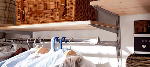 Konfektionsträger und Kleiderstange mit Endstopfen.